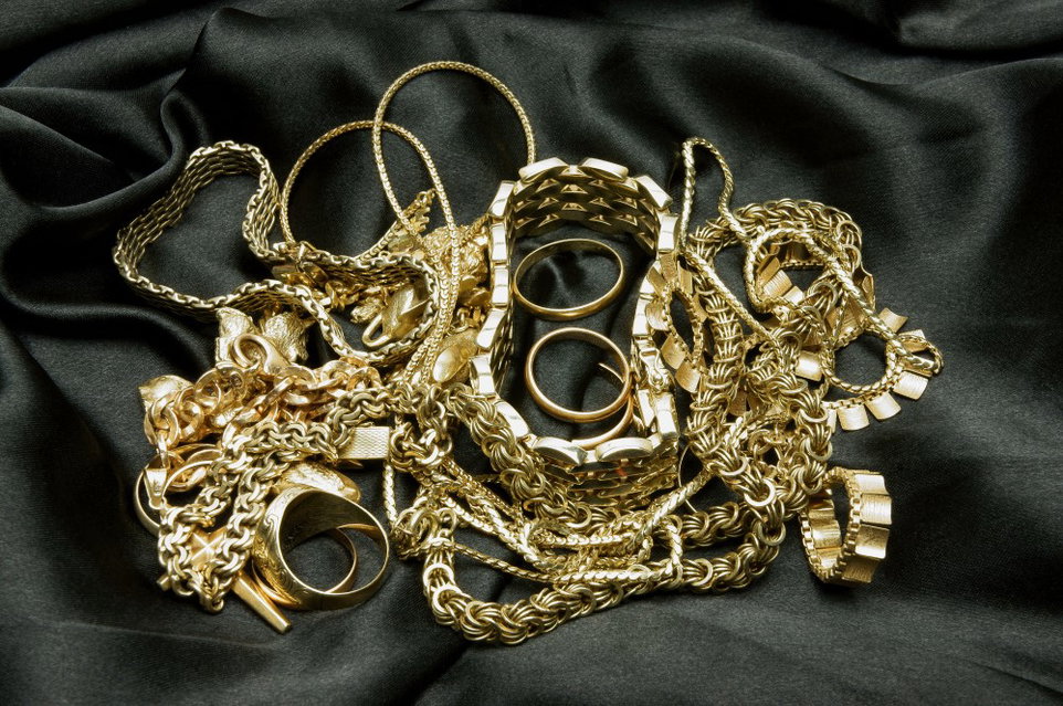 Schmuck und andere Wertgegenstände können von Privatpersonen nach einer Frist von einem Jahr steuerfrei weiterverkauft werden. Schmuck und andere Wertgegenstände können von Privatpersonen nach einer Frist von einem Jahr steuerfrei weiterverkauft werden.