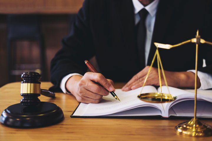 Mindestlohn, Kündigung und Co. – Wissenswertes zum Thema Arbeitsrecht