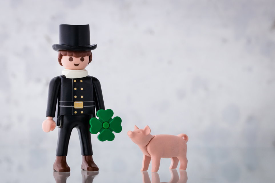 Ein Playmobil-Schornsteinfeger mit Kleebatt und Glücksschwein: Nebenkosten von der Steuer absetzen. Ein Playmobil-Schornsteinfeger mit Kleebatt und Glücksschwein: Nebenkosten von der Steuer absetzen.