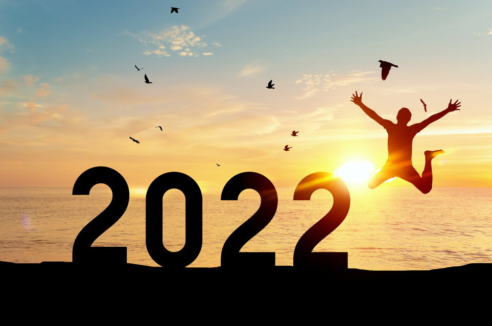 Mensch am Meer macht Luftsprung neben der Zahl 2022